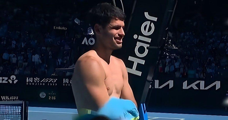 Алькарас о том, специально ли снимает футболку перед зрителями: «Нет, честно»