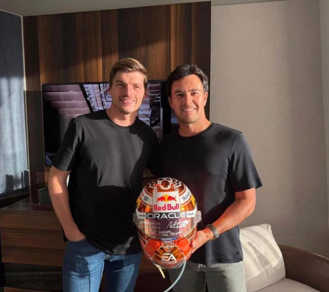 Ферстаппен подарил Пересу шлем с надписью: &laquo;Спасибо за то, что ты отличный напарник и друг&raquo;