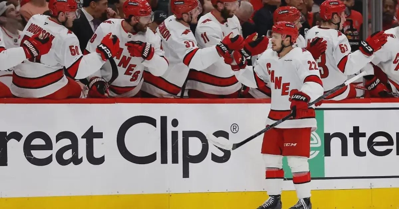 «Каролина» выиграла 3-й матч подряд и вышла на чистое первое место на Востоке