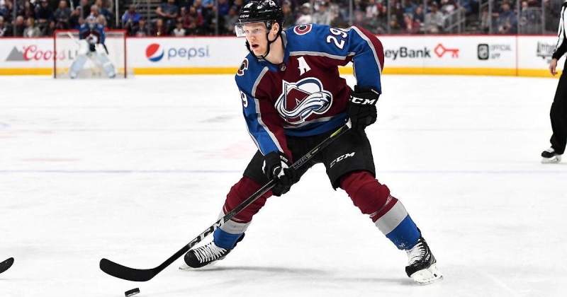 Маккиннон набрал 85-е очко и вышел на 1-е место в гонке бомбардиров НХЛ, догнав Макдэвида