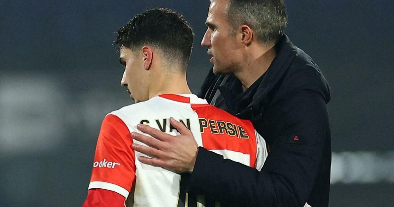 Сын ван Перси забил пяткой и через себя на 87-й и 88-й минутах со «Спартой», сравняв счет. «Фейеноорд» уступил, пропустив в дополнительное время (3:4)