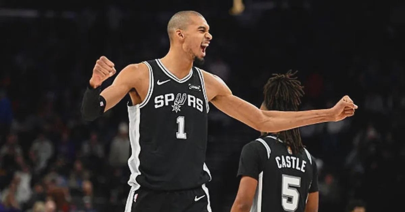 Виктор Вембаньяма со второй попытки смог забить через Дерика Куина, оказавшись на полу после первой