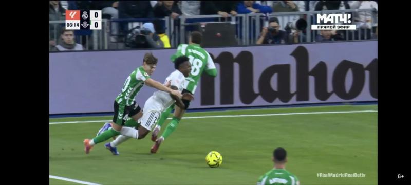 Винисиус упал в штрафной &laquo;Бетиса&raquo; после контакта с Ортисом на 5-й минуте матча Ла Лиги. Судья не дал &laquo;Реалу&raquo; пенальти