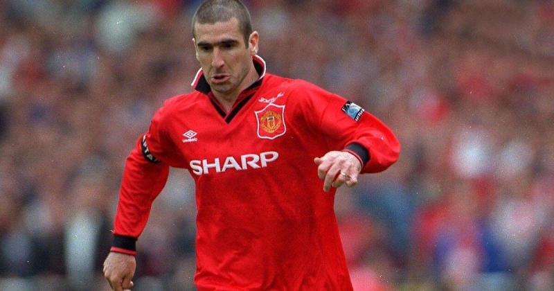 «Встаньте, если ненавидите «МЮ» спели фанаты «Лидса», и многие встали на стадионе. Это ответ на песню про Кантона от болельщиков «Юнайтед»