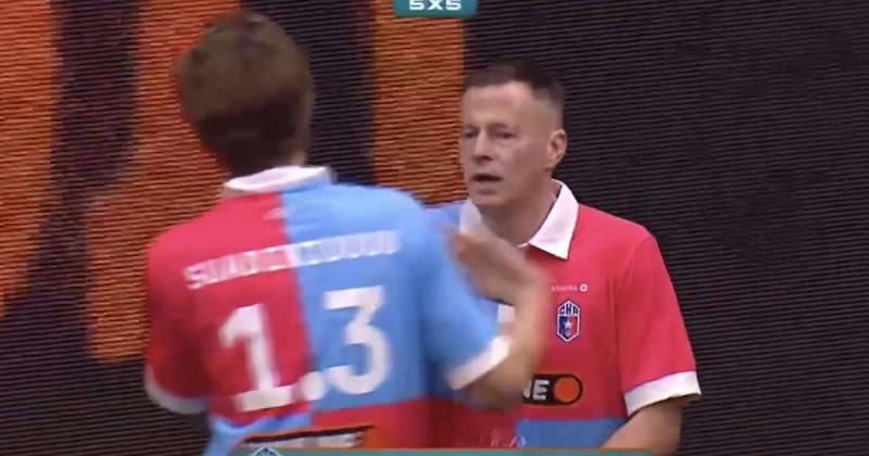 47-летний Каряка прошел со своей половины и забил между ног вратарю «Амкала» в матче НаПике