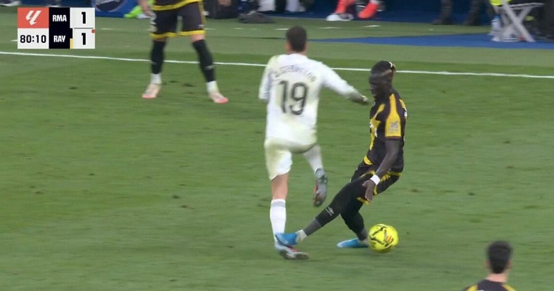 Хавбек «Райо» Сисс наступил Себальосу на выгнутый голеностоп и получил прямую красную на 80-й от судьи матча с «Реалом»