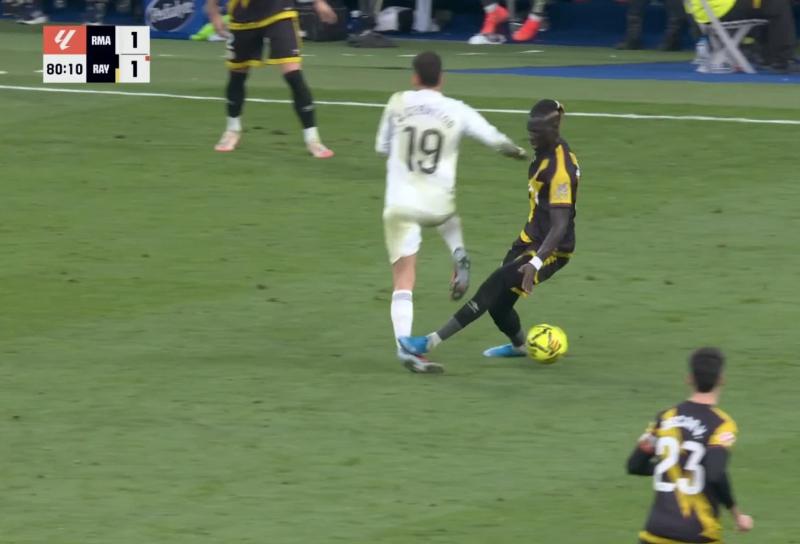 Хавбек «Райо» Сисс наступил Себальосу на выгнутый голеностоп и получил прямую красную на 80-й от судьи матча с «Реалом»