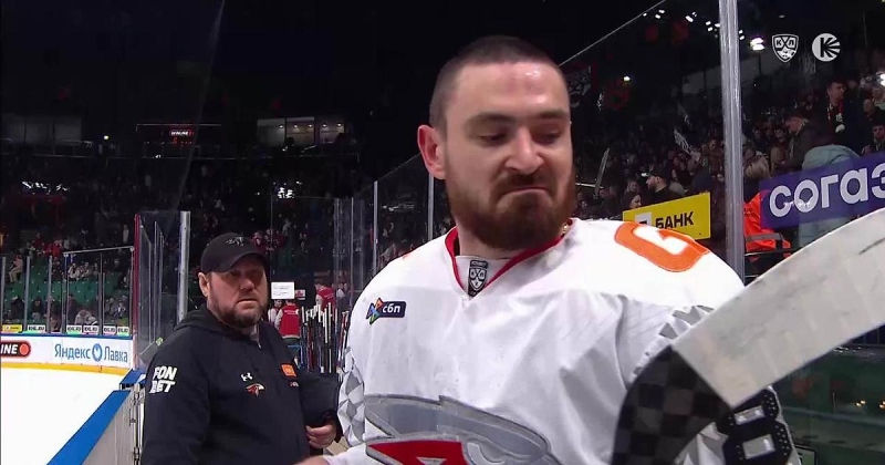 Зинченко подрался с Блажиевским в матче «Динамо» и «Авангарда». Оба получили по 5 минут штрафа, перед дракой Артем силовым приемом отправил на лед Римашевского