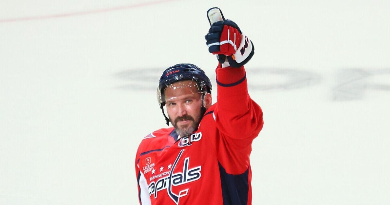 19-летний защитник «Вашингтона» Коул Хатсон дебютирует в НХЛ в матче с «Оттавой». Он станет 1-м партнером Овечкина по команде, родившимся после дебюта россиянина в лиге