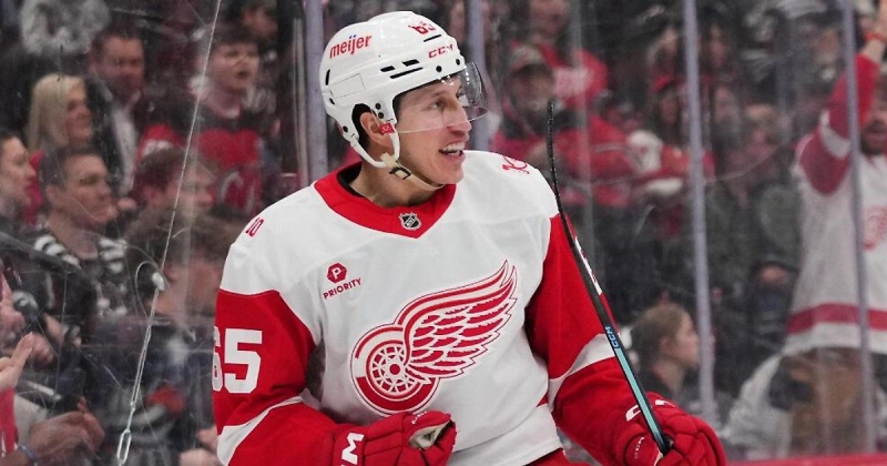 32-летний форвард «Детройта» Шайн забил 1-й гол в НХЛ. Он самый возрастной автор дебютной шайбы в лиге с 2015 года, когда Медведев отличился в 33 года