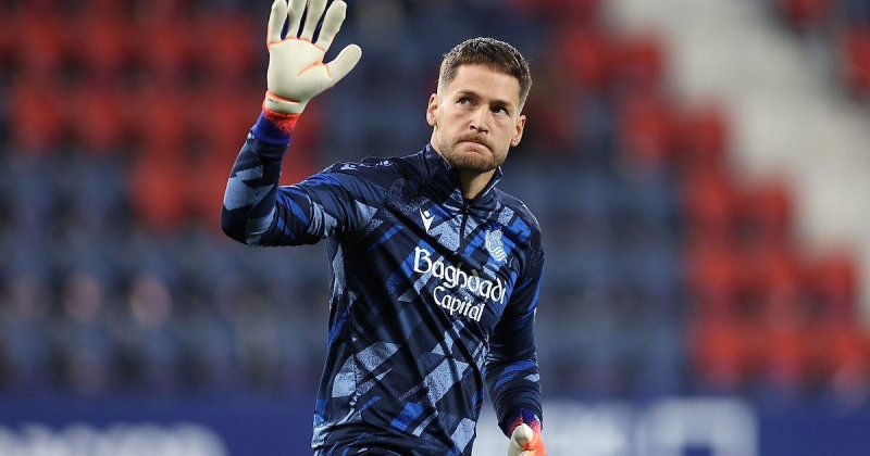 «Барселона» может подписать Ремиро летом. Контракт вратаря с «Сосьедадом» – до июня 2027-го