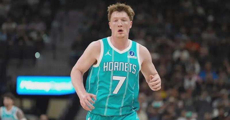 Болельщик попал мячом по голове Кону Книппелу, пытаясь забросить с трибун