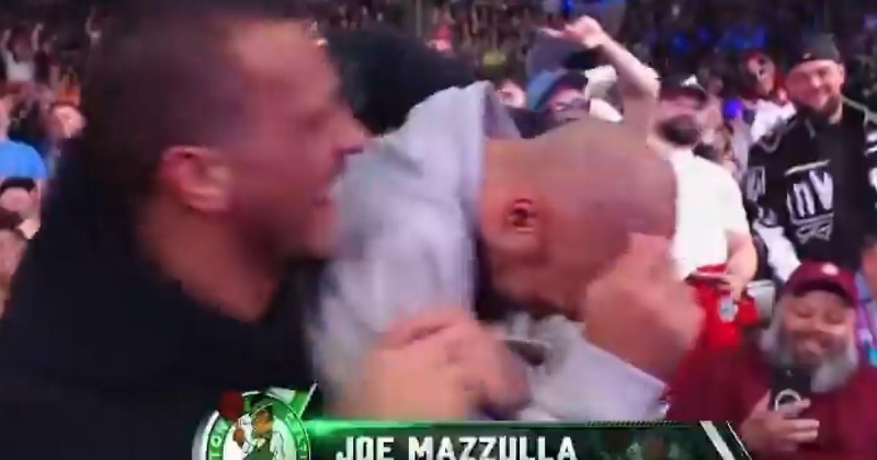 Джо Маззулла стал изображать драку с Дерриком Уайтом, когда их показали на рестлинг шоу