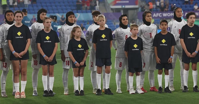 Футболистки сборной Ирана не пели гимн страны перед матчем с Южной Кореей на Кубке Азии. Их поддерживали криками и хлопали, тренер команды улыбалась