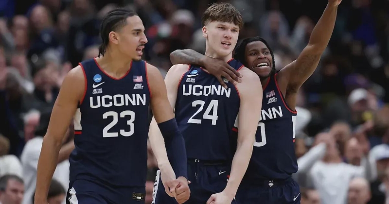 «Коннектикут» перехватил мяч в решающем владении и забросил победный трехочковый, выбив «Дьюк» из «Мартовского безумия»