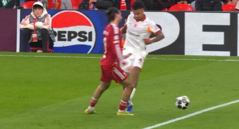 Салах не забил &laquo;Галатасараю&raquo; с пенальти за удар Якобса Собослаи по ноге. Мохамед пробил низом по центру &ndash; Чакыр парировал