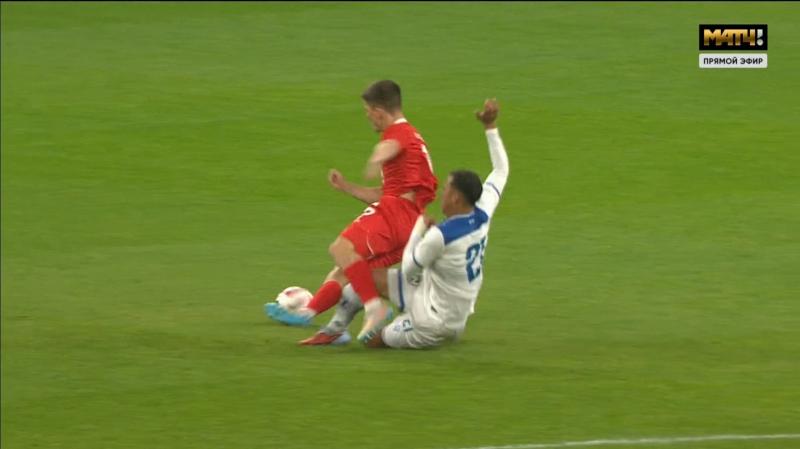 За фол последней надежды на Глебове в центре поля удален защитник сборной Никарагуа Рейес