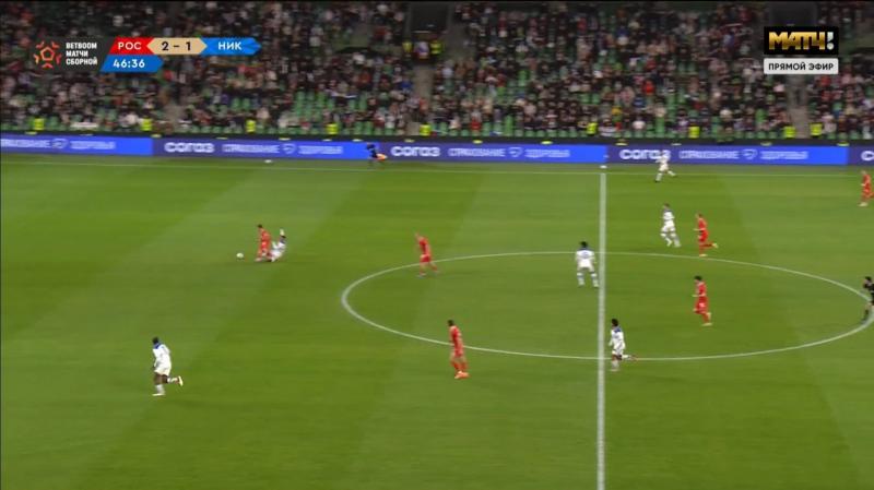 За фол последней надежды на Глебове в центре поля удален защитник сборной Никарагуа Рейес