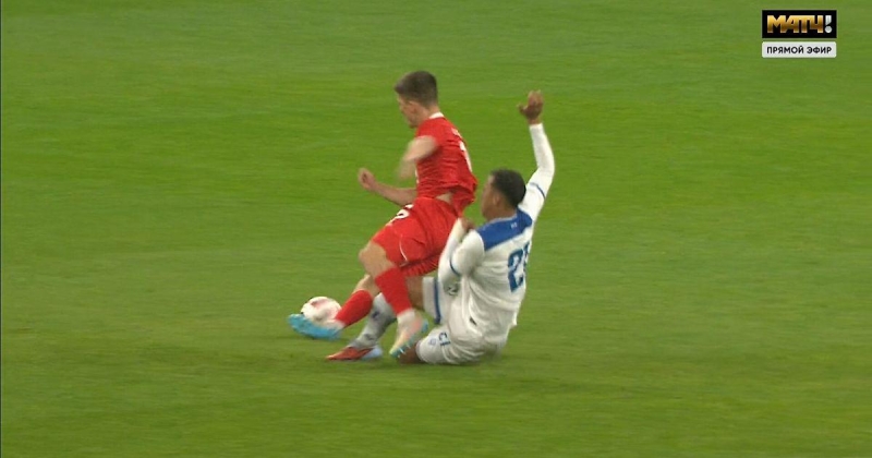 За фол последней надежды на Глебове в центре поля удален защитник сборной Никарагуа Рейес