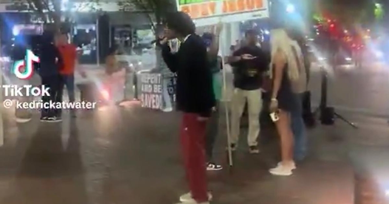 Джейден Айви замечен на улице с микрофоном за проповедью