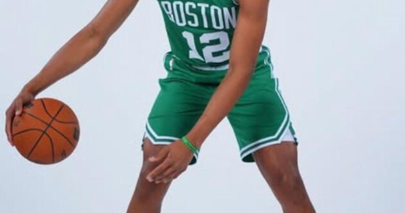 «Бостон» отчислил форварда Ар Джей Льюиса и освободил место для двустороннего контракта