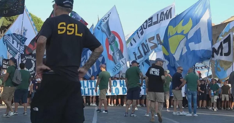 Фанаты «Лацио» провели марш протеста против владельца клуба Лотито в Риме. В акции участвовали 8 000 человек