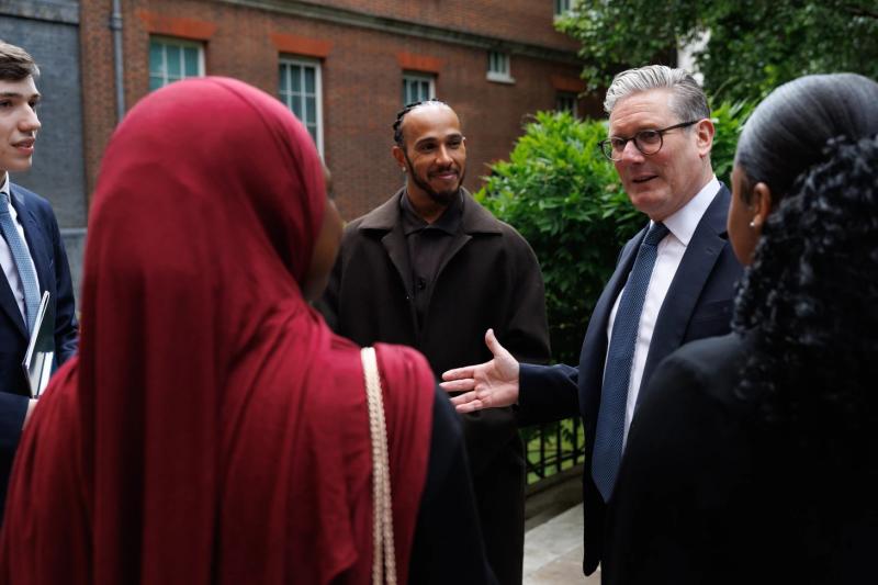 Хэмилтон и премьер Великобритании Стармер обсудили вопросы образования и возможностей для детей