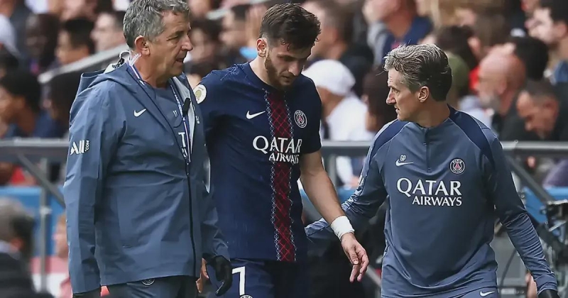 Кварацхелию заменили из-за травмы в перерыве матча с «Осером» вслед за Витиньей. Матч «ПСЖ» с «Барсой» в ЛЧ – в среду