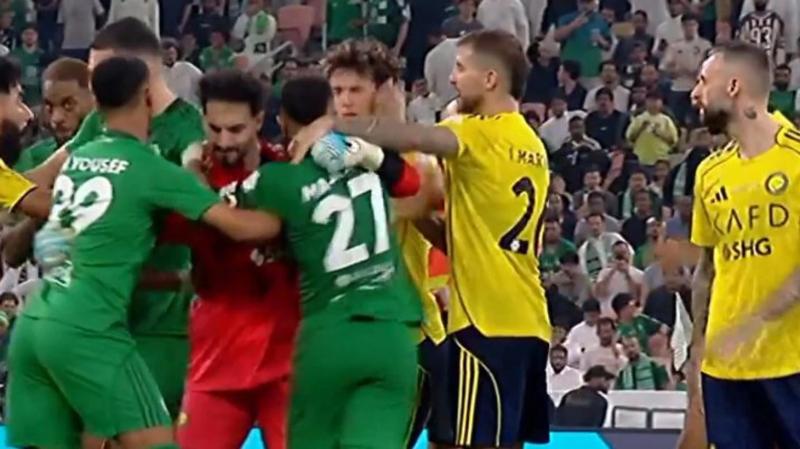 Матч &laquo;Аль-Насра&raquo; с &laquo;Аль-Ахли&raquo; закончился дракой. Маджраши ударил Феликса по лицу и был удален на 96-й, одноклубник португальца Бушаль получил красную на 99-й