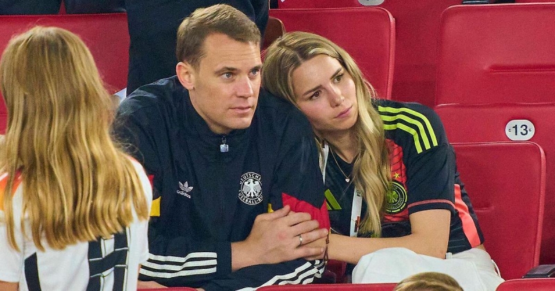 Нойер и 25-летняя гандболистка Аникой Биссель сыграли свадьбу в Южном Тироле. Пара зарегистрировала брак в 2023-м