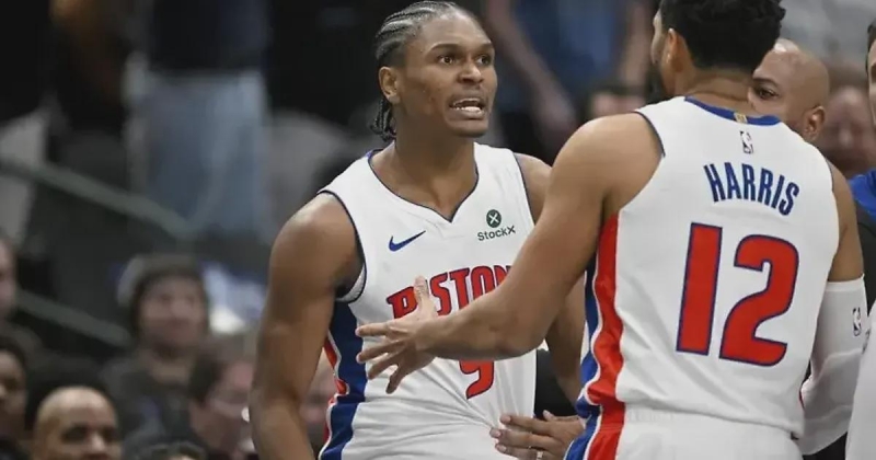 Осар Томпсон заработал удаление после контакта с арбитром