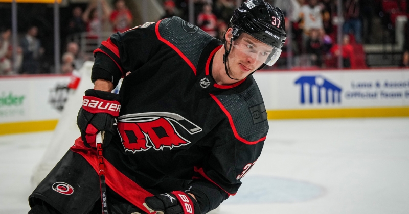 Свечников сделал хет-трик в 4-м матче серии с «Нью-Джерси». У форварда «Каролины» 5 очков в 4 играх текущего плей-офф НХЛ